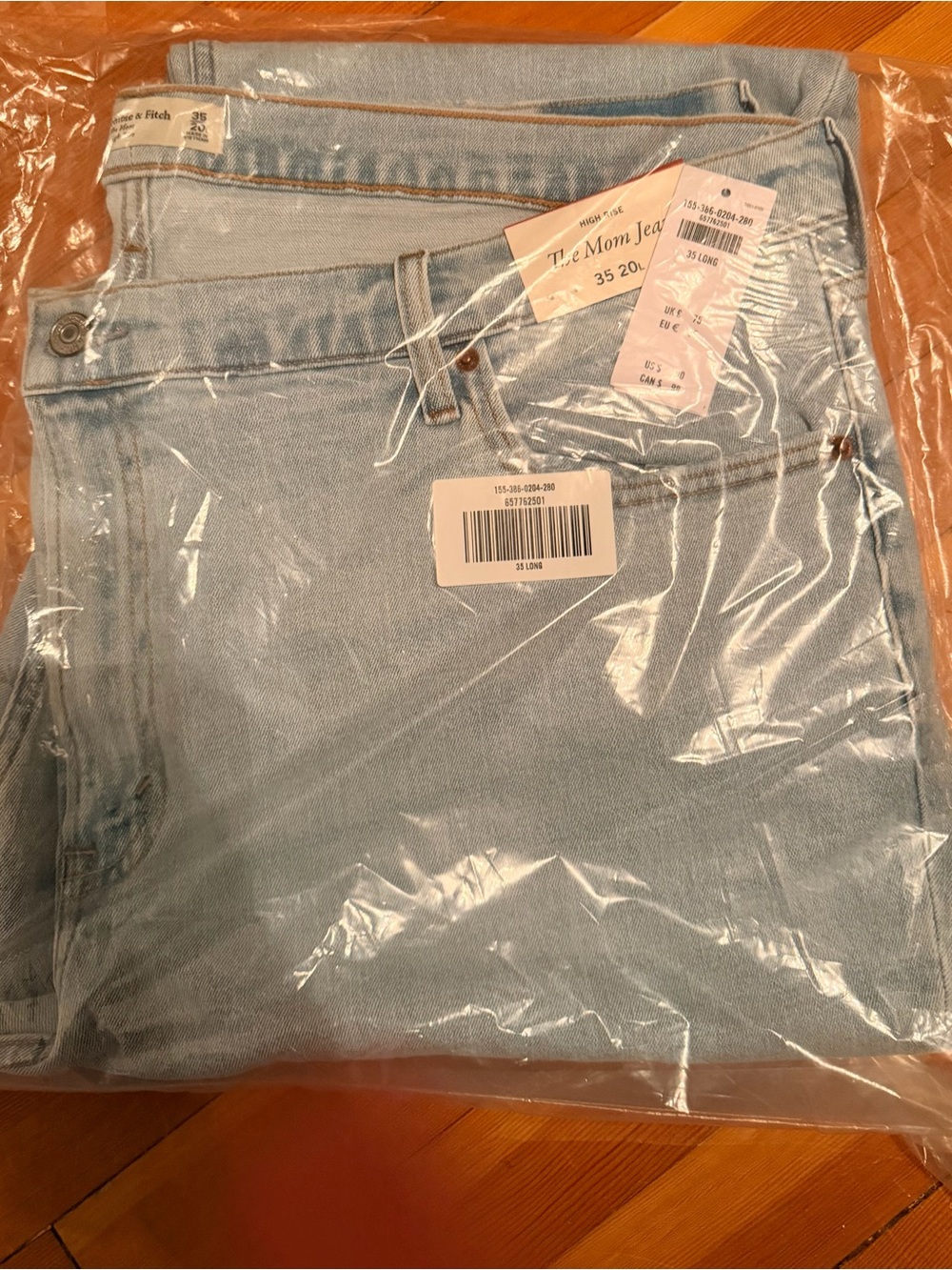 NWT Abercrombie & Fitch "The Mom" High-Rise Women Jeans in size 35 Long
